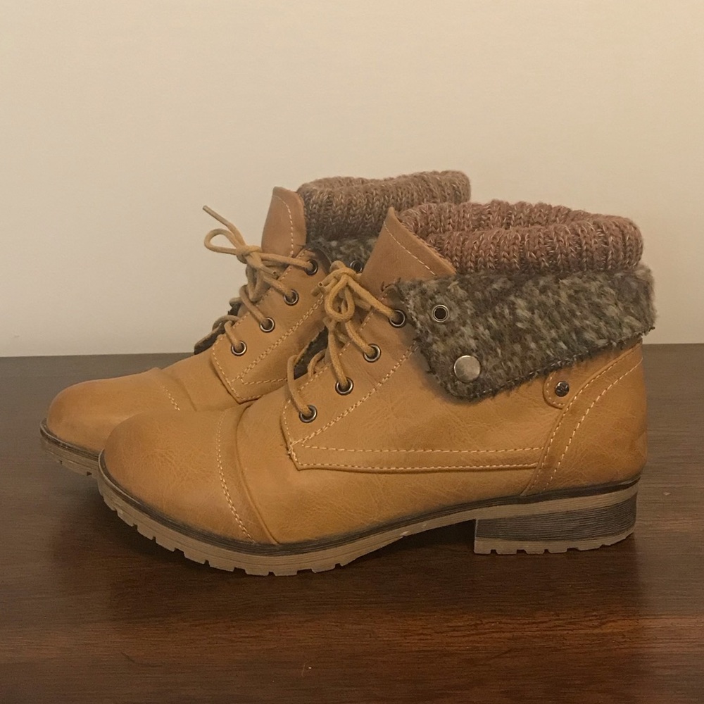 Fold-over Hiking Boots with Sweater Lining